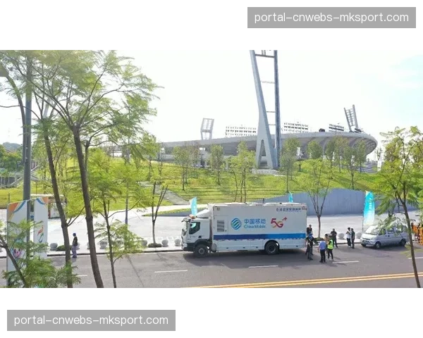 “为应对可能出现的通信拥堵，运营商将在重点比赛场馆周边增设临时基站”